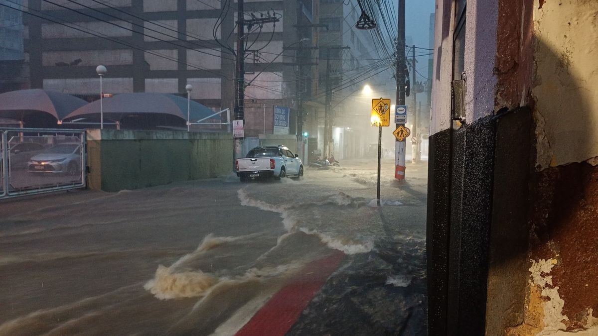 Chuva em frente ao Palácio da Fonte Grande, no Centro de Vitória por Fernando Madeira
