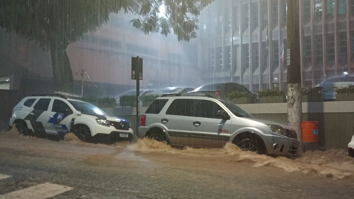 Chuva em frente ao Palácio da Fonte Grande, no Centro de Vitória por Fernando Madeira