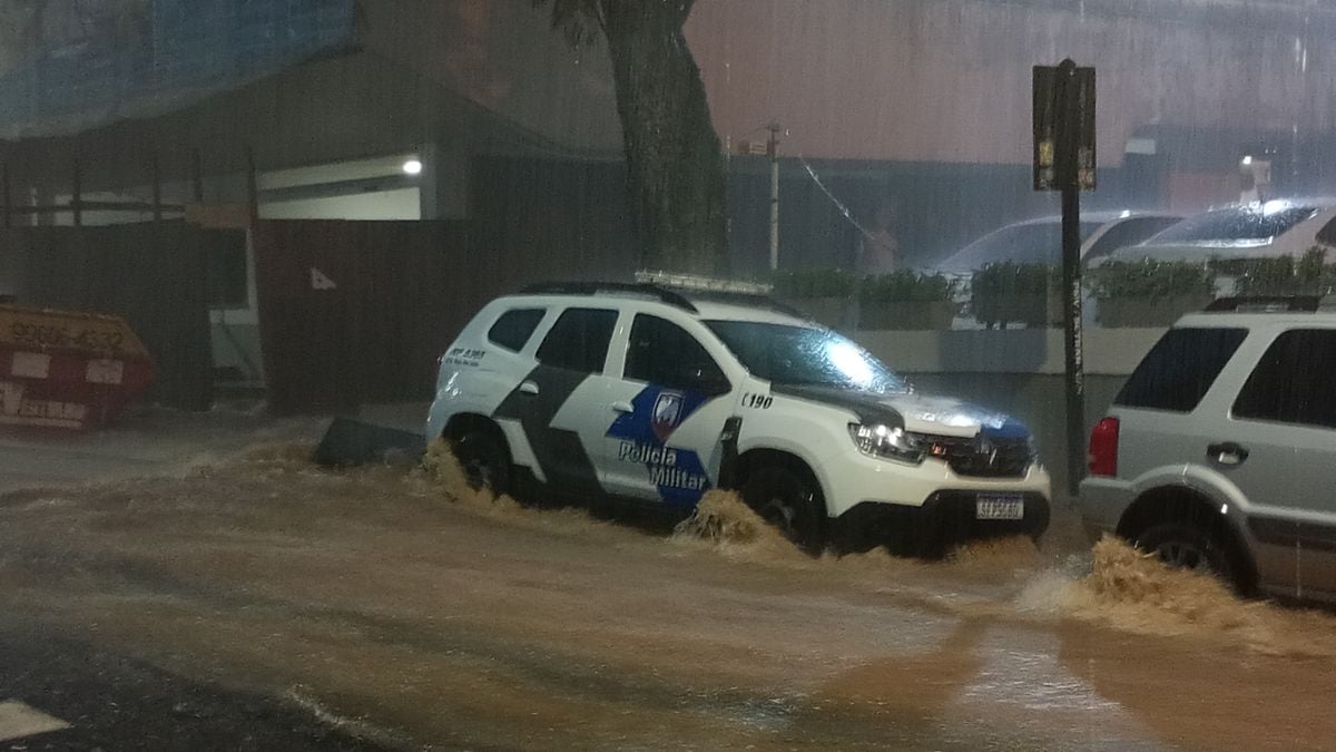 Chuva forte atinge a região metropolitana da Grande Vitória. por Fernando Madeira