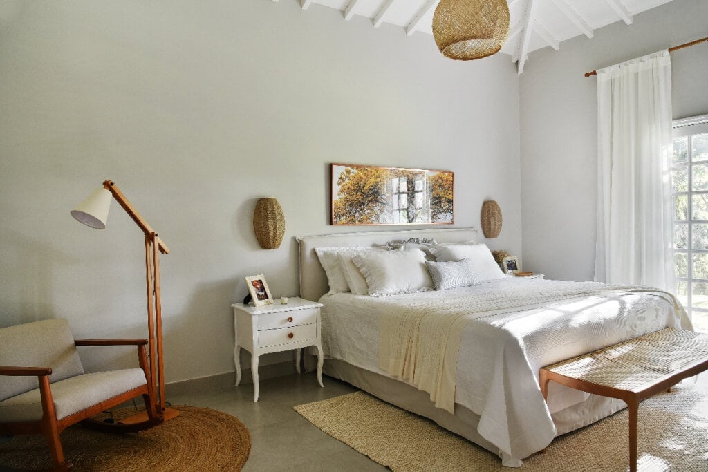 No dormitório do casal, a madeira se torna a protagonista da decoração (Projeto: Rosangela Pena Arquitetura | Imagem: Sidney Doll)
