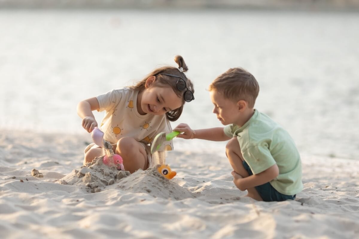 Quando contaminada, a areia da praia pode prejudicar a saúde (Imagem: Irina Mikhailichenko | Shutterstock)