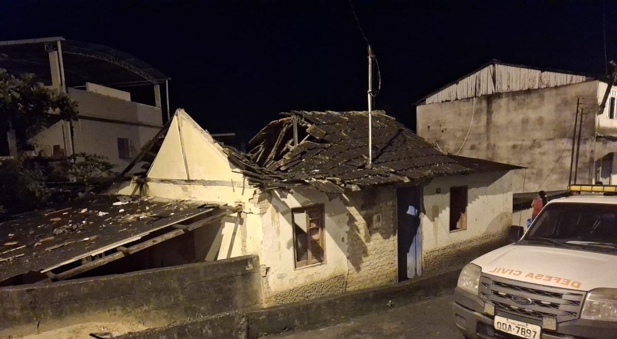 Chuva alaga rua em Muniz Freire e deixa famílias desalojadas em Venda Nova do Itapemirim