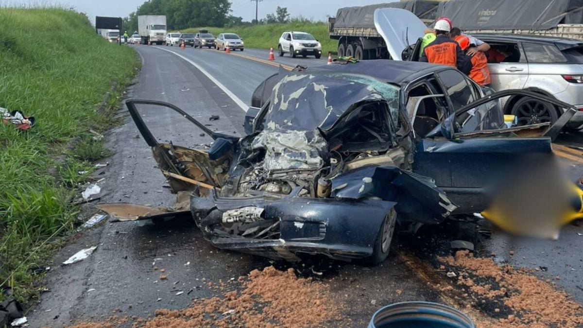 Um dos carros envolvidos em acidente na BR 101, em São Mateus, ficou com a frente bastante danificada