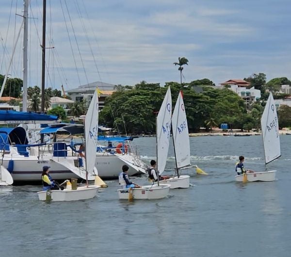 Velejadores saindo para o mar em Vitória 