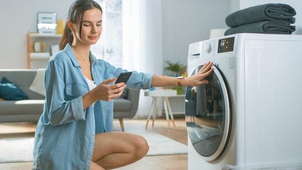 [Edicase]Evitar lavar roupa no horário de pico ajuda a reduzir o consumo de energia (Imagem: Gorodenkoff | Shutterstock)