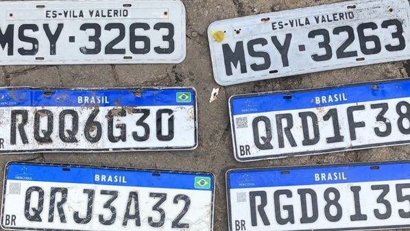 Grupo tenta conectar pessoas que acharam e perderam placas de veículos durante temporais e alagamentos