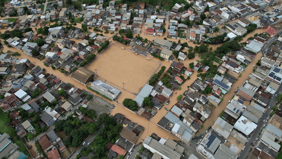  Estádio Municipal Joaquim Alves de Souza, no bairro Campo Novo, inundado por Gilberto Gil