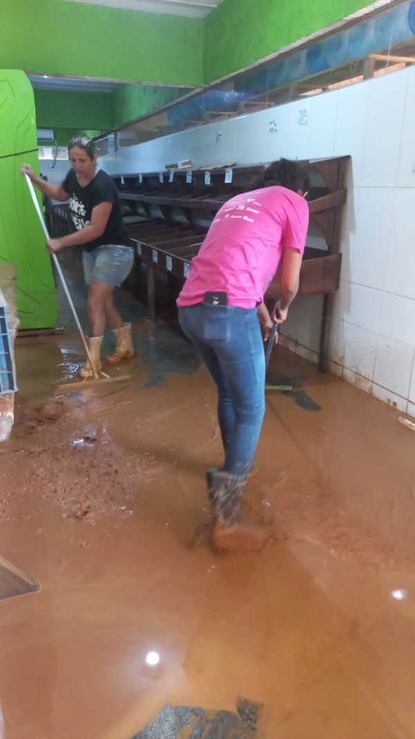 Chuva alagou comércio em Mimoso do Sul  por Aline Padela 