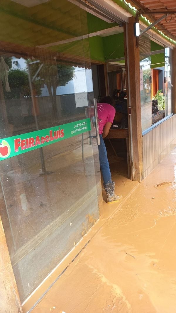 Chuva alagou comércio em Mimoso do Sul  por Aline Padela 