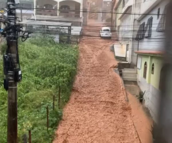 Chuva alagou ruas em Alegre  por Redes sociais