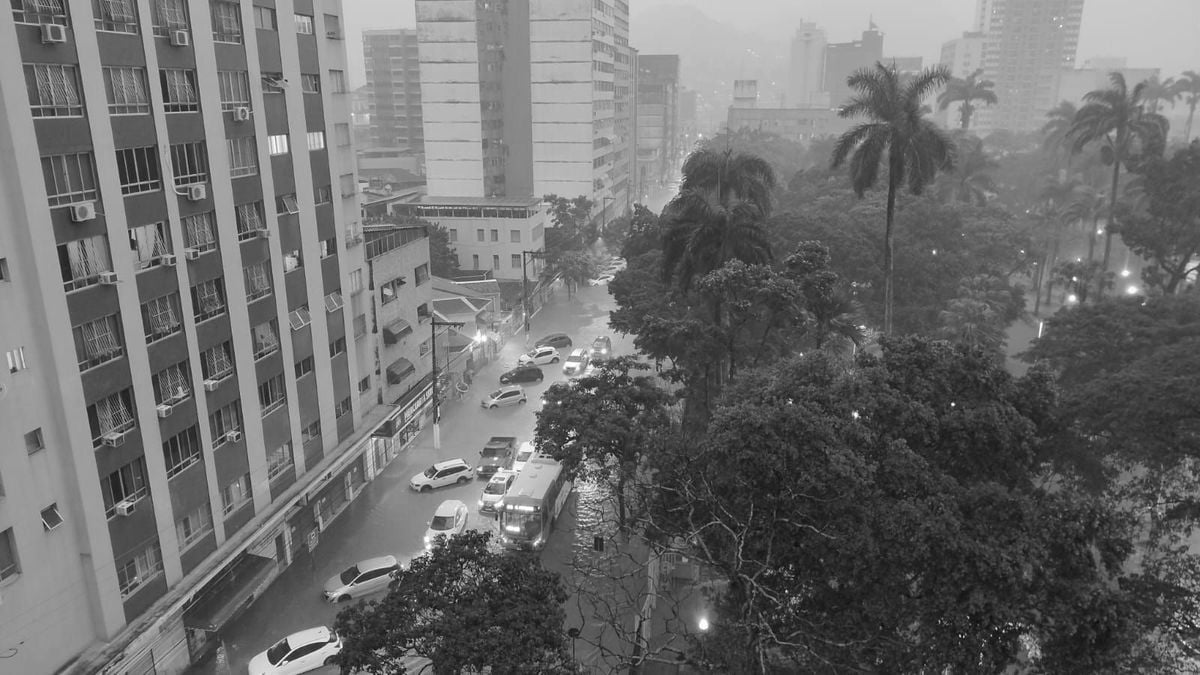 Chuva causa alagamentos no Centro de Vitória