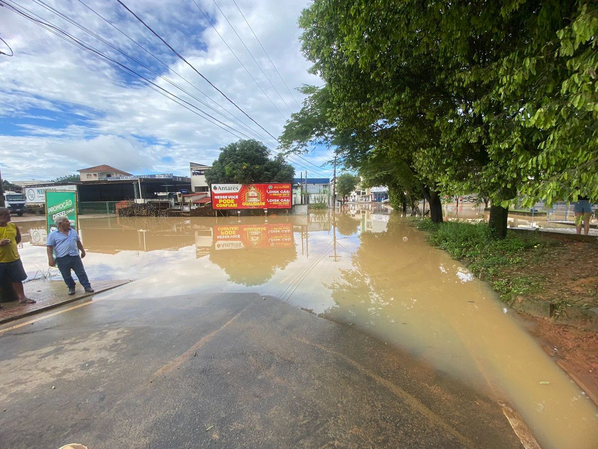 Entrada de Rio Bananal tomada pela água após rio transbordar