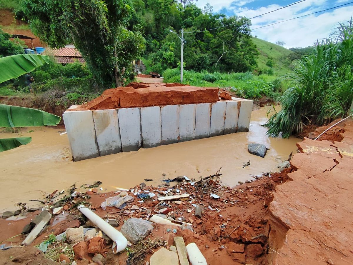 Estrutura de ponte caiu no distrito de São Geraldo de Mantenópolis