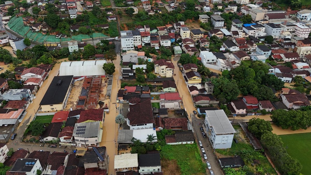 Imagem aérea mostra ruas do Centro de São Domingos do Norte alagadas