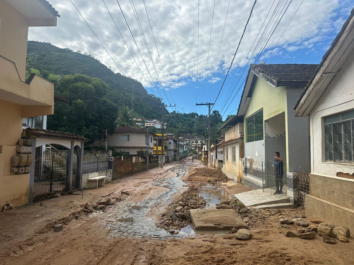 Lama e sujeira em rua de Mimoso do Sul nesta quarta-feira (8)