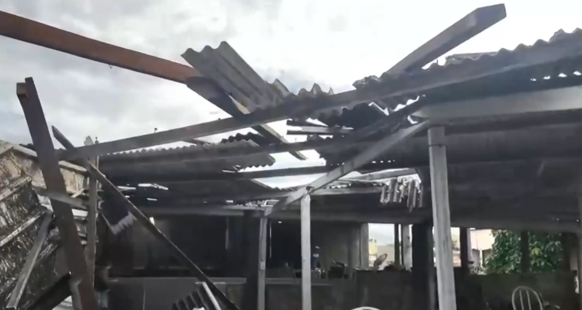 Telhado de prédio foi levado durante tempestade em Vila Velha por Oliveira Alves