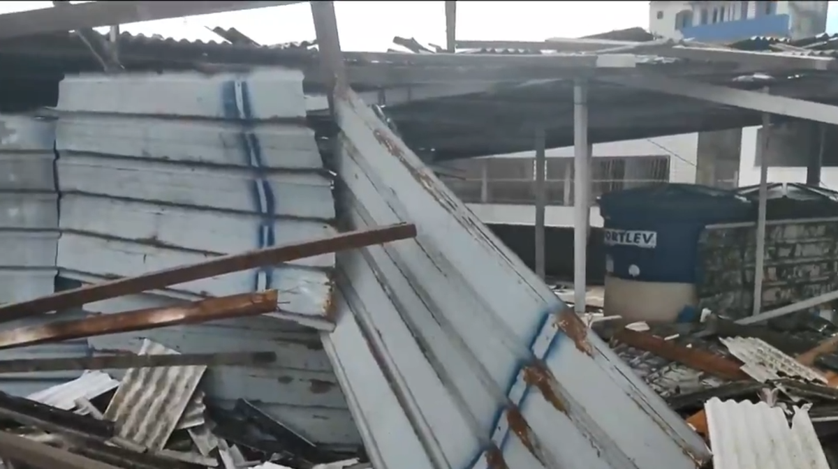 Telhado de prédio foi levado durante tempestade em Vila Velha por Oliveira Alves