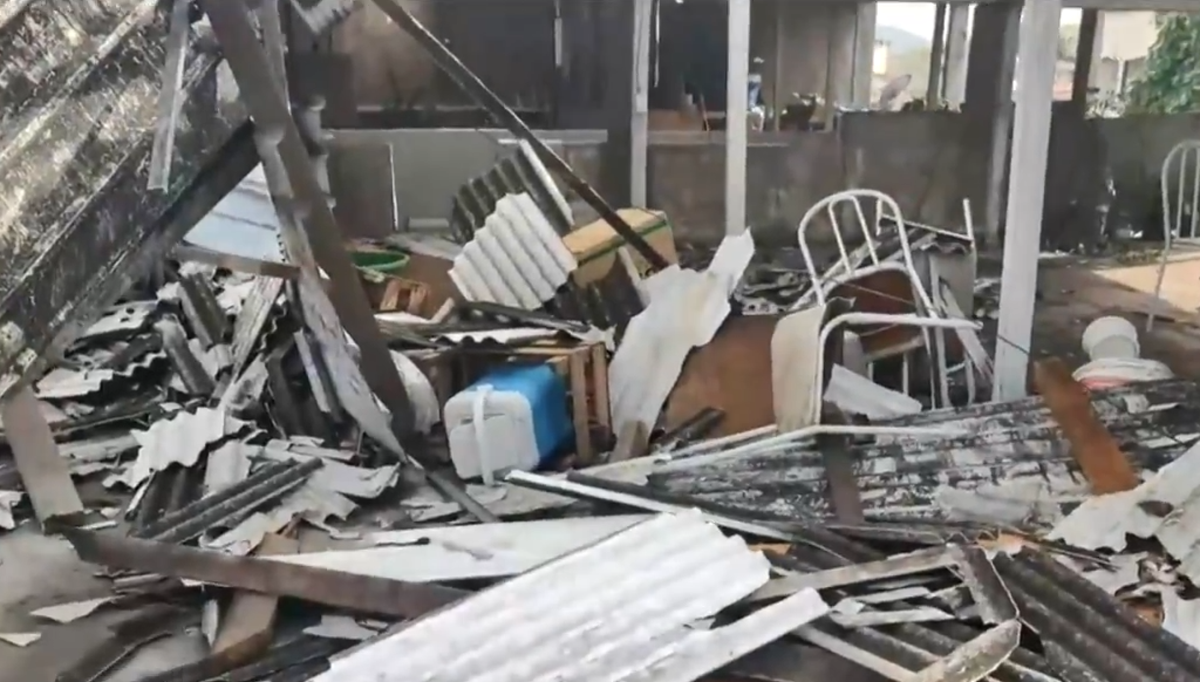 Telhado de prédio foi levado durante tempestade em Vila Velha por Oliveira Alves