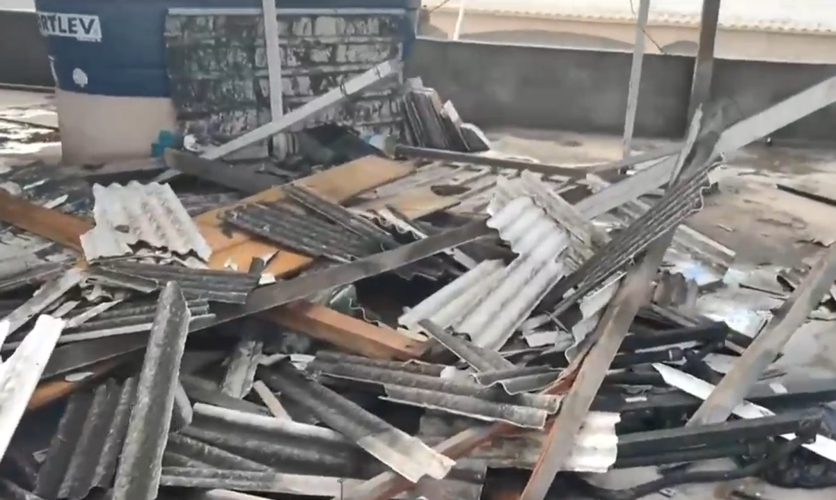 Telhado de prédio foi levado durante tempestade em Vila Velha por Oliveira Alves
