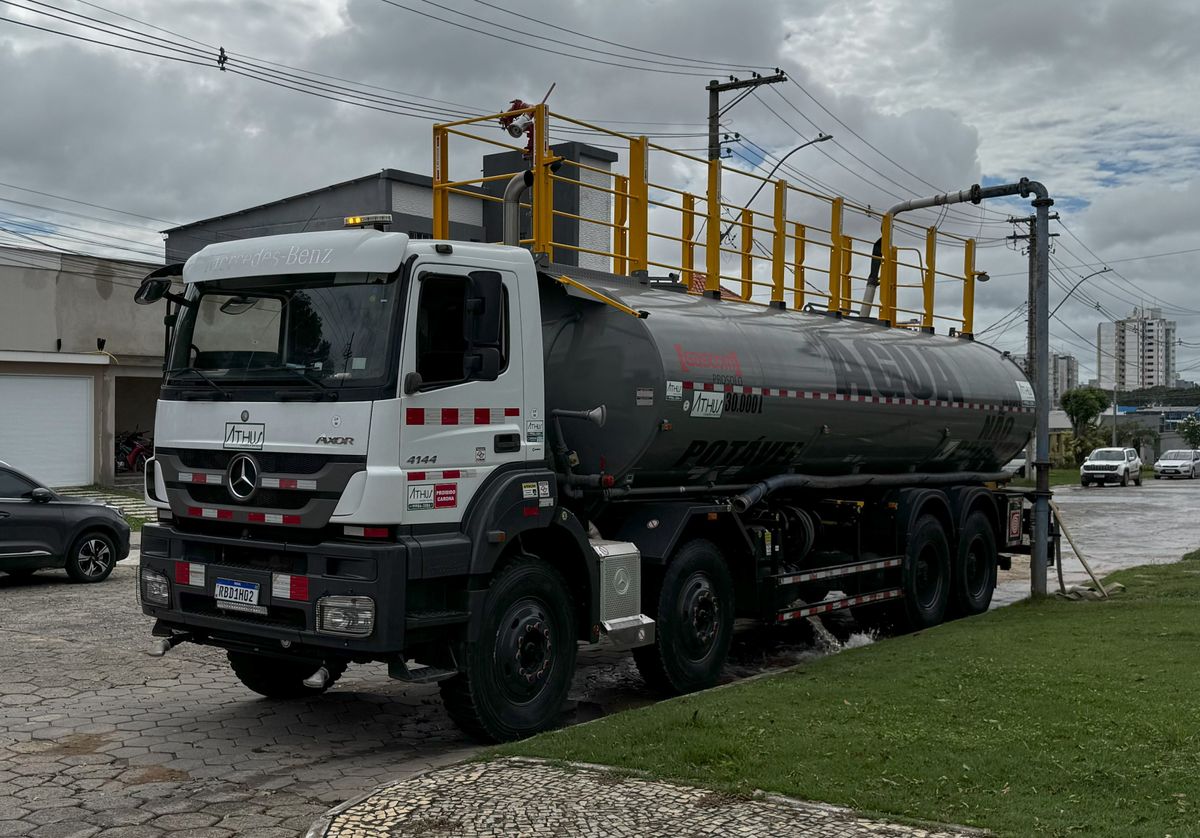 Um dos três caminhões com água potável enviado por Linhares a Rio Bananal