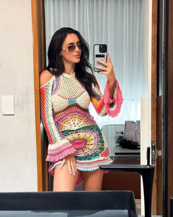 Bruna Biancardi escolheu uma saída de praia toda colorida feita em crochê

 por Instagram/@brunabiancardi