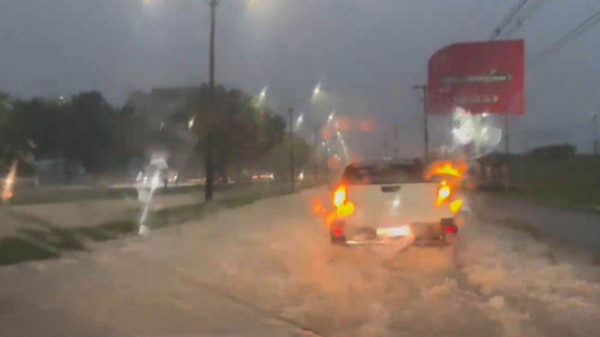 Chuva alagou ruas de Linhares por Viviane Maciel