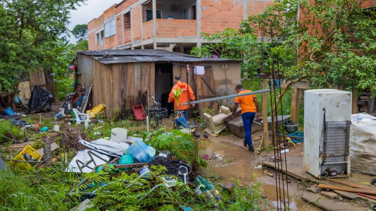 Defesa Civil Municipal atuando no bairro Olaria, em Linhares