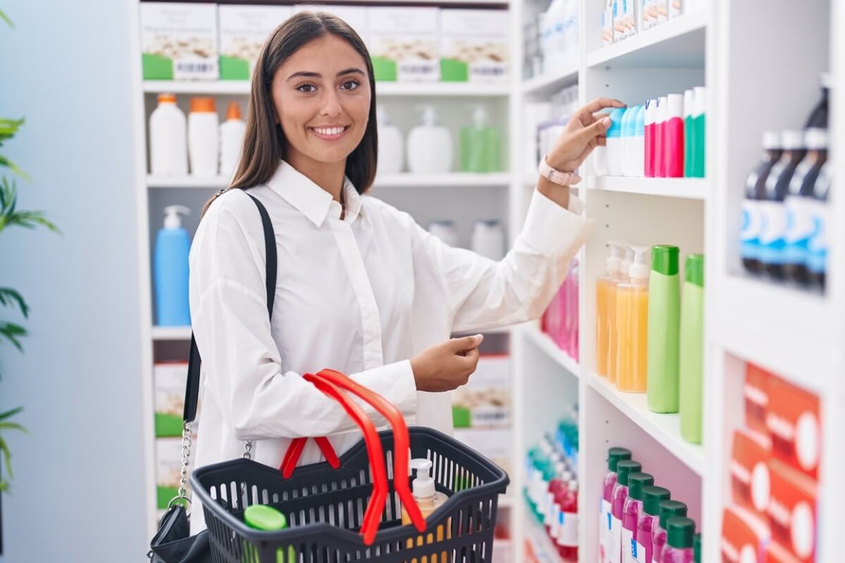 Incluir produtos íntimos na necessaire evita incômodos durante as férias (Imagem: Krakenimages.com | Shutterstock)