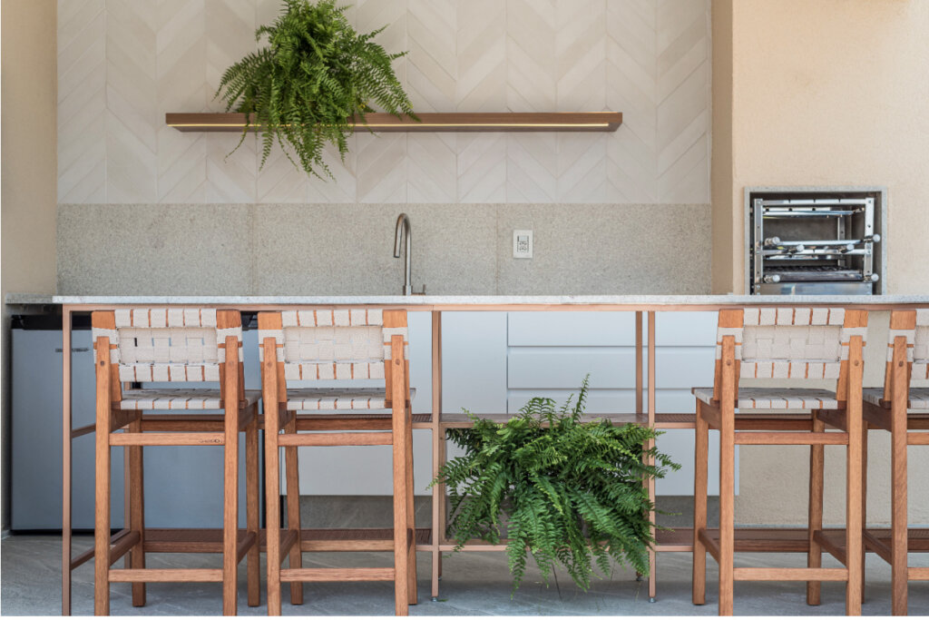 Incorporar plantas na decoração interna é uma maneira prática e eficiente de trazer os conceitos de biofilia para casa (Projeto: Meneghisso & Pasquotto Arquitetura | Imagem: Livia Krauss)