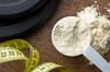 Leia o rótulo do whey protein com atenção e opte por produtos com menos ingredientes e sem adição de açúcares (Imagem: Jiri Hera | Shutterstock)