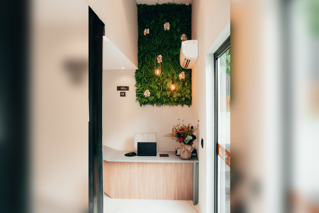 Telhados verdes e paredes vivas têm ganhado destaque como alternativas para aproximar as pessoas da natureza em cidades (Projeto: Meneghisso & Pasquotto Arquitetura | Imagem: Divulgação)
