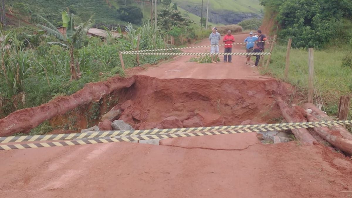 Parte de estrada cedeu após chuvas em comunidade rural de Ibitirama