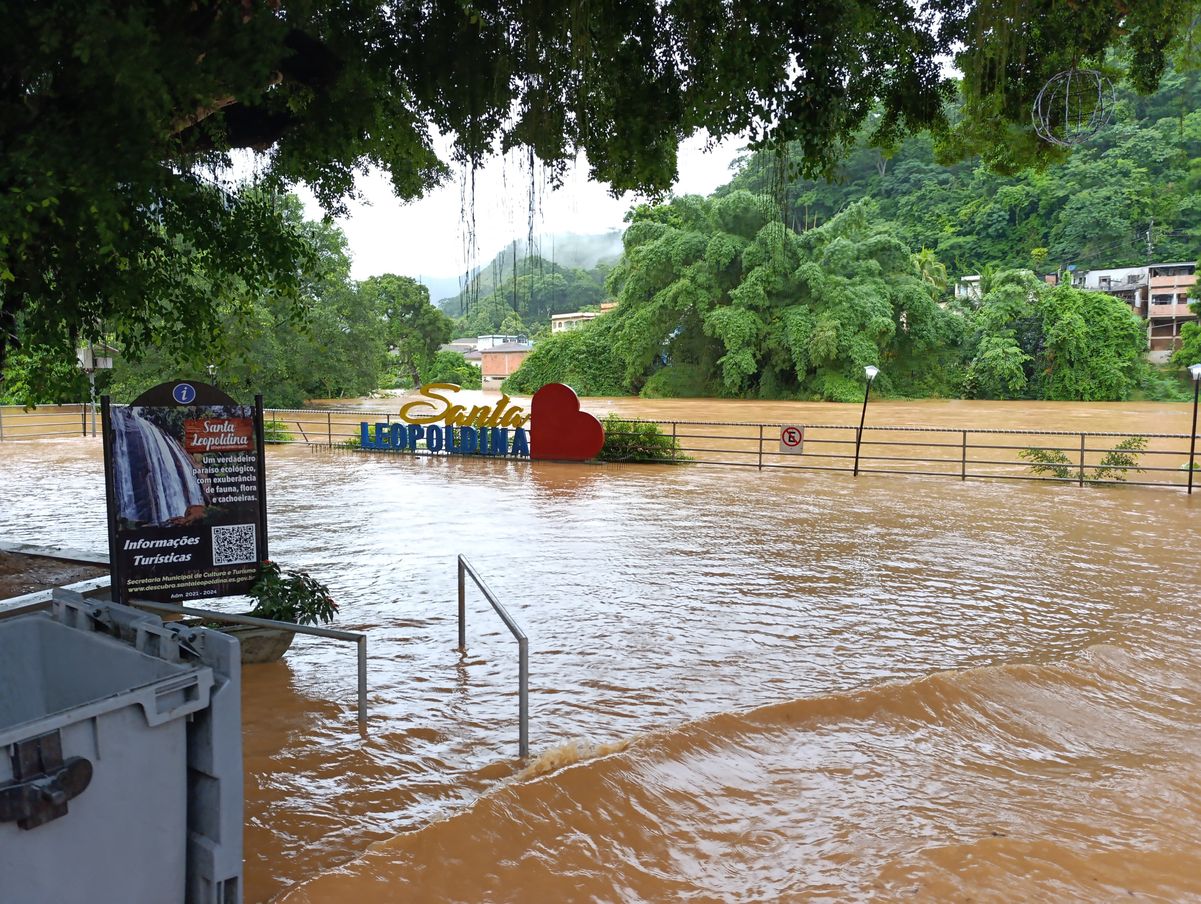 Rio transborda e causa transtornos em Santa Leopoldina por Divulgação Prefeitura de Santa Leopoldina