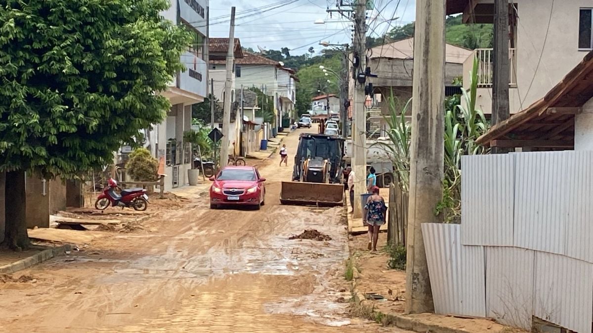 Rua tomada pela lama após cheia do Rio Bananal