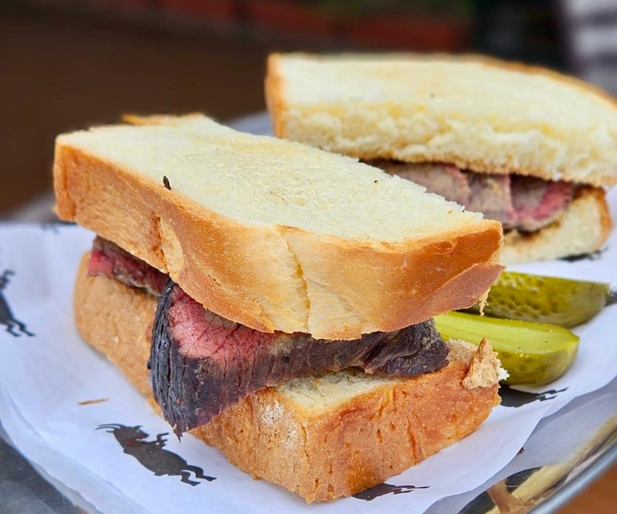 Sanduíche de pastrami de picanha com picles da Kaffa Cafeteria, em Jardim da Penha, Vitória