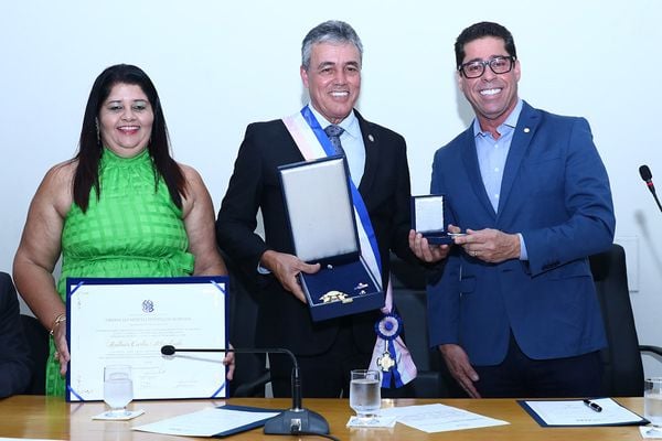 Toninho ao lado da esposa, a vereadora de Pinheiros Silvia Machado, e o presidente da Assembleia, Marcelo Santos