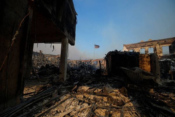 Vários imóveis do bairro de Pacific Palisades, em Los Angeles, foram incendiados