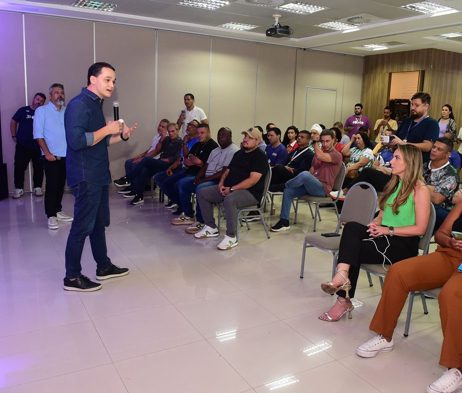 Prefeito de Vitória, Lorenzo Pazolini, durante a coletiva em que foram apresentadas as novidades na transmissão dos desfile das escolas de samba no Carnaval 2025 . Crédito: Carlos Alberto Silva