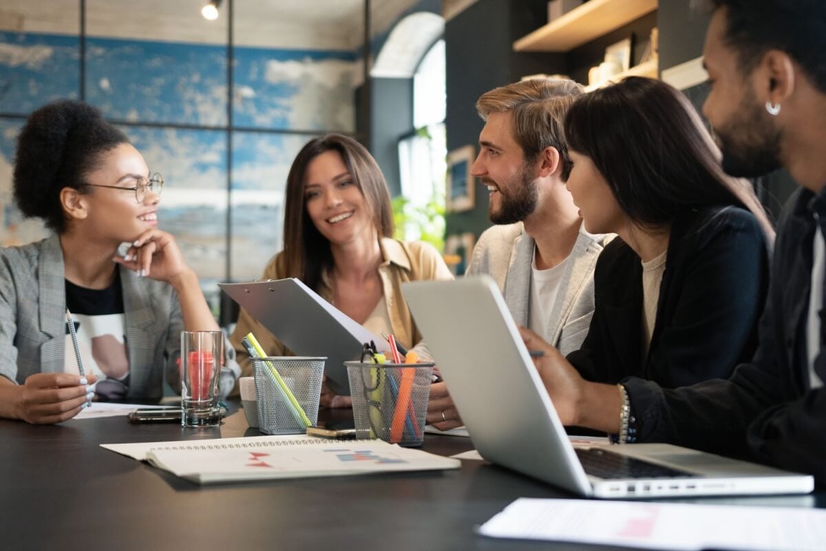 A saúde mental dos colaboradores deve ser priorizada pelas empresas (Imagem: OPOLJA | Shutterstock)