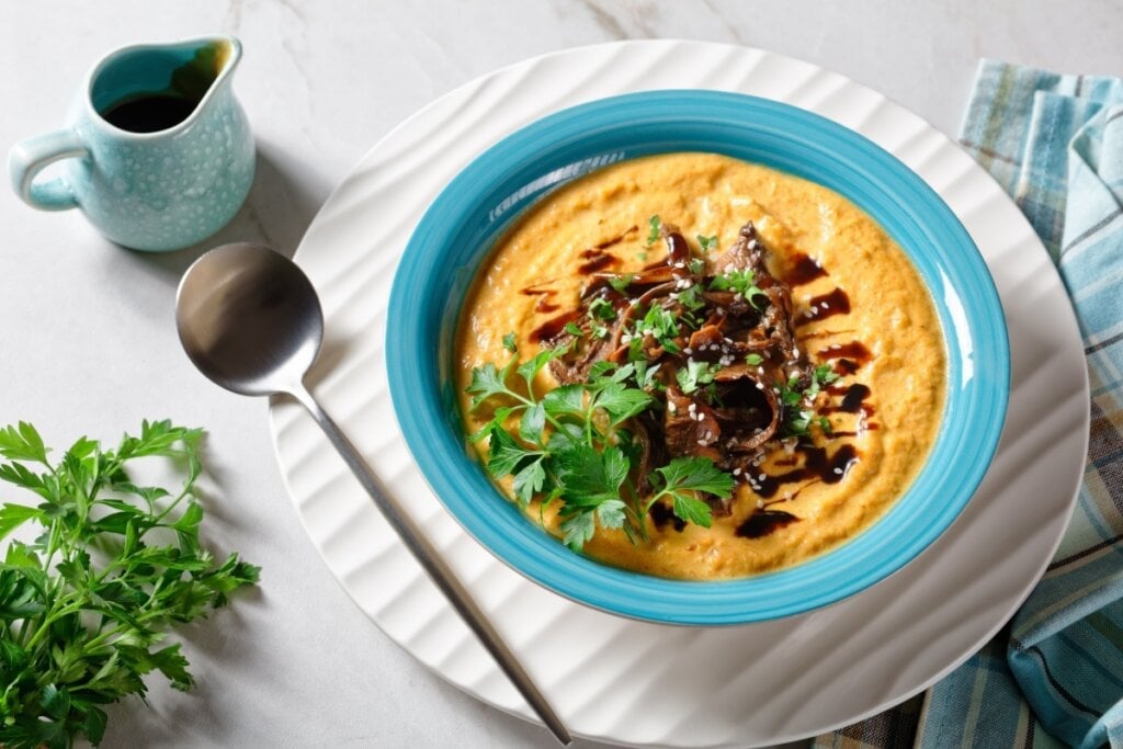 Sopa de abóbora com caldo de cogumelos e leite de coco (Imagem: from my point of view | Shutterstock)