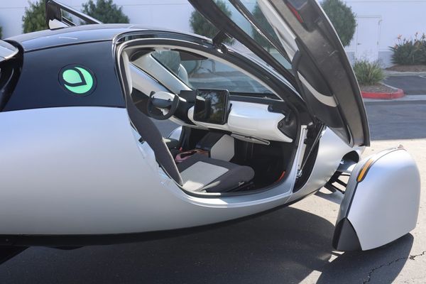 Segundo a Aptera, o modelo é capaz de rodar mais de 60 quilômetros por dia somente com luz solar 