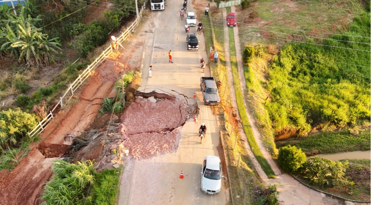 Cratera interdita parcialmente ES 185 em Iúna