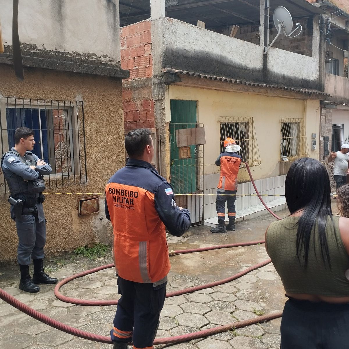 Bombeiros foram acionados para conter incêncio em uma casa em Colatina, nesse domingo (12)