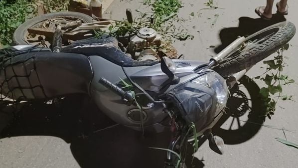 Ao chegar ao local, a equipe da PM encontrou a motocicleta caída ao lado da pista, e o condutor desacordado ao lado de um poste