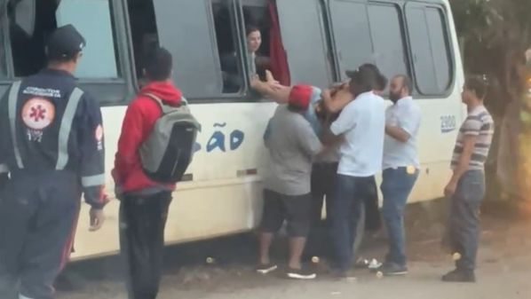 Veículo transportava pacientes que iriam para uma consulta; cerca de 15 passageiros precisaram sair por uma janela pelo lado esquerdo do micro-ônibus