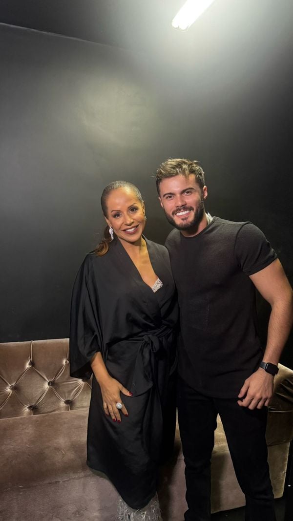 André Vale e a cantora baiana Carla Cristina: na festa after que aconteceu depois da gravação do DVD, em Vila Velha