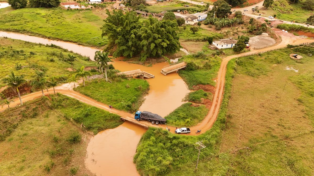 Caminhão tombou após passar por rota alternativa 