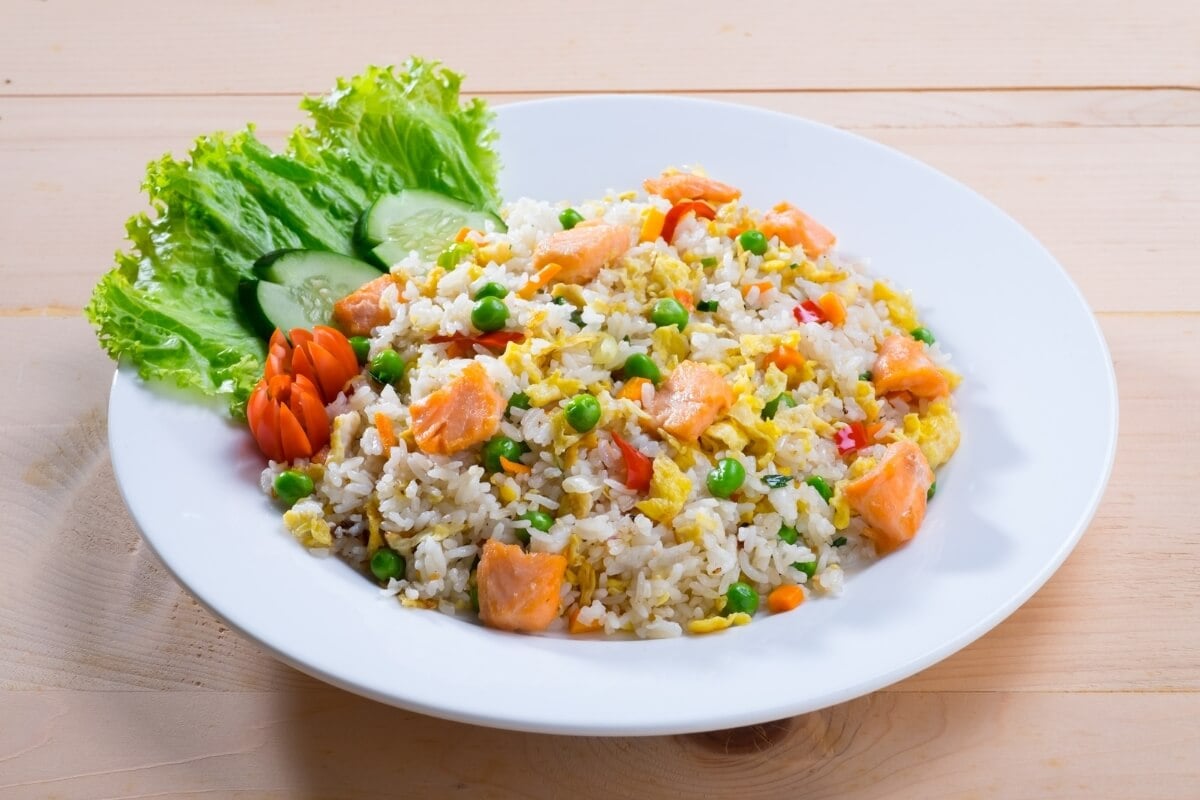 Arroz com salmão e vegetais ajuda no ganho de massa muscular (Imagem: rachmanusman | Shutterstock)