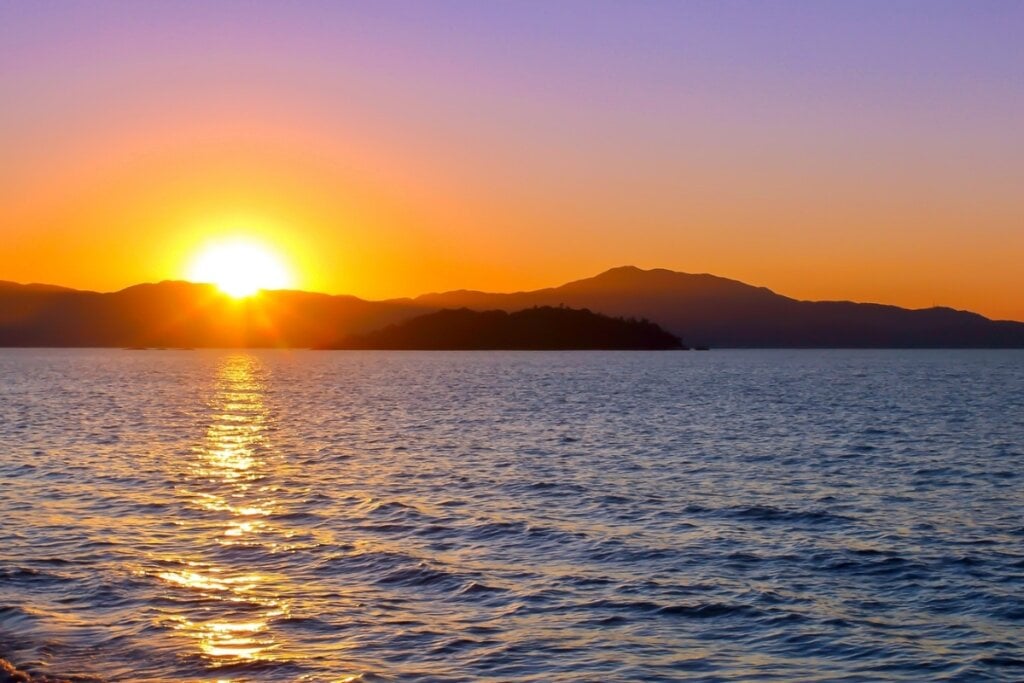 As águas calmas da Praia de Canasvieiras é ideal para passar um tempo com a família (Imagem: Del Monte | Shutterstock)