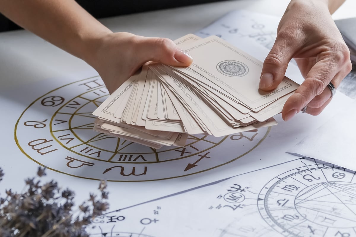 As características das cartas do Tarô Quântico Estelar são baseadas nos aspectos dos signos (Imagem: Shyntartanya | Shutterstock)